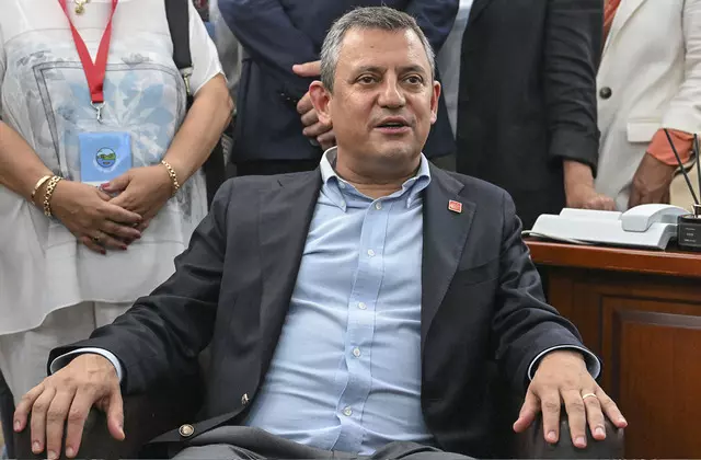 Özgür Özel'den Erdoğan'a sert tepki: Belediyeleri hizmet yapamaz hale getirmeye çalışıyor, meydan meydan anlatırım!